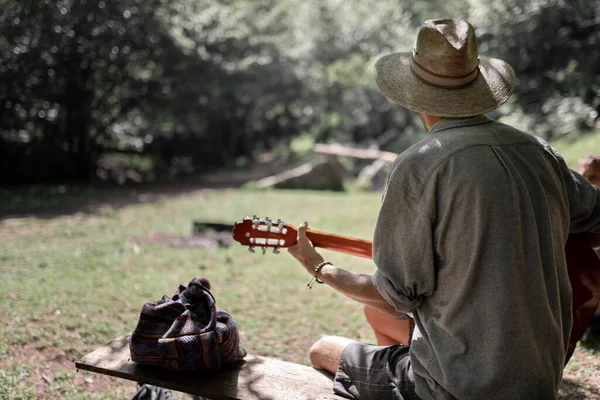 Homme Méconnaissable Portant Chapeau Joue Guitare Assis Dans Les Bois — Photo