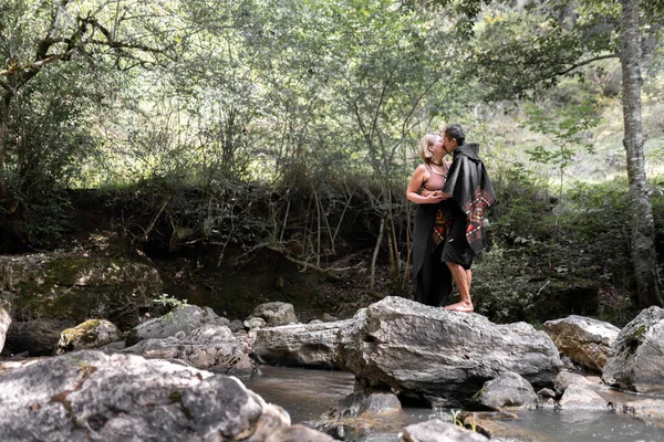 Young Couple Kissing Top Rock Barefoot River Concept Love Nature — Foto de Stock