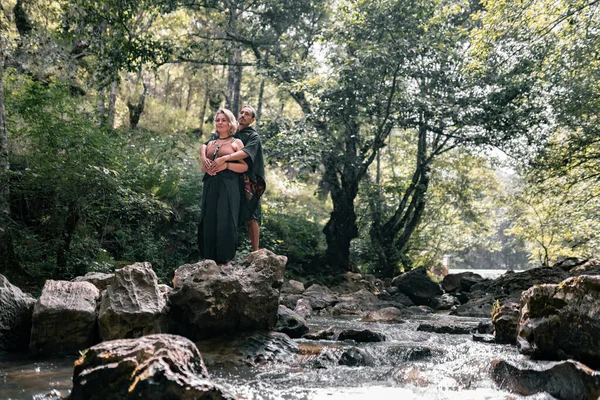 Young Couple Hugging Top Rock Barefoot River Concept Love Nature — Foto de Stock