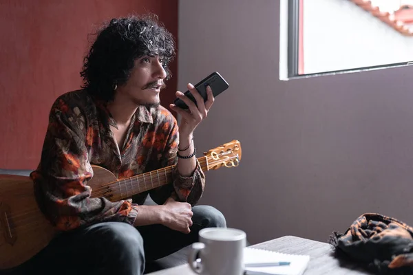 Jeune Musicien Mexicain Envoie Message Vocal Tout Tenant Guitare Jarana — Photo