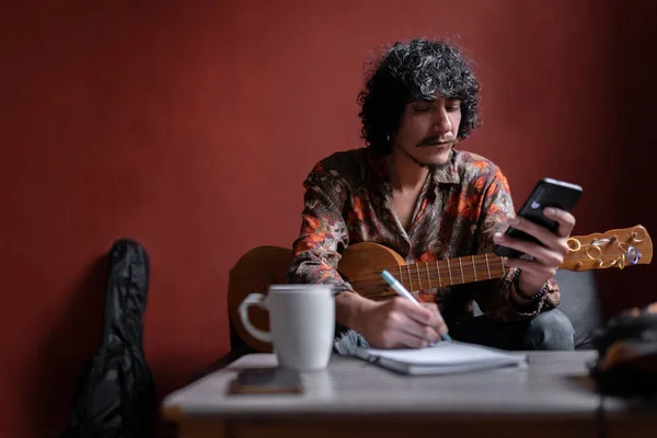 Jeune Musicien Mexicain Fait Une Recherche Avec Son Téléphone Prend — Photo