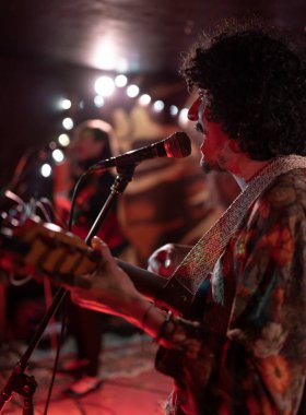 Genç bir Meksikalı müzisyen bir konser sırasında jarana gitar çalıp şarkı söylüyor. Canlı müzik kavramı