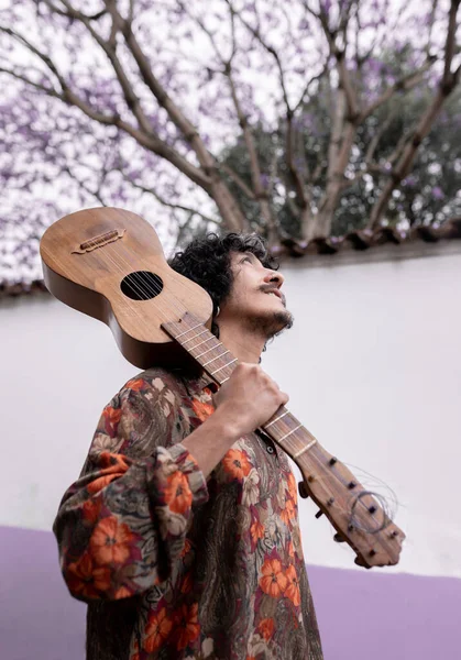 Ein Junger Mexikanischer Musiker Geht Mit Seiner Jarana Gitarre Auf — Stockfoto