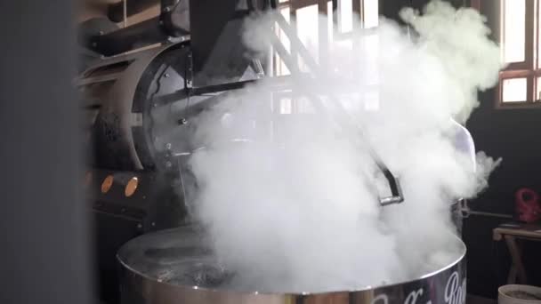 Hombre Hispano Está Liberando Los Granos Café Máquina Tostado Rodeada — Vídeo de stock