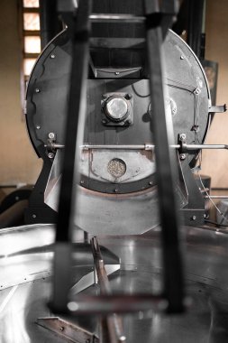 Beyaz kahve çekirdekleri büyük bir kahve makinesinin içinde dinleniyor. Yerel kahve üretimi kavramı