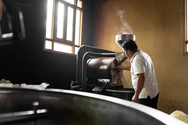 Spanyol Bir Adam Kahve Kızartma Makinesini Kontrol Ediyor Yerel Kahve — Stok fotoğraf