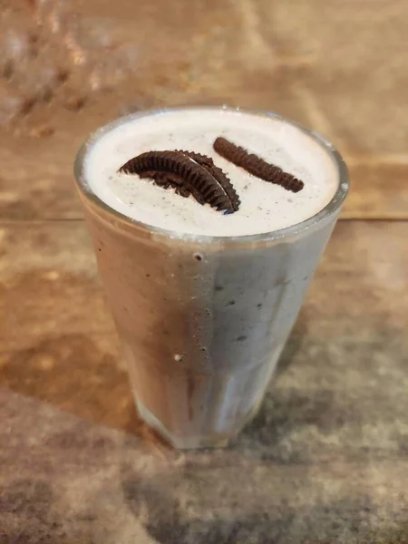 초콜릿 쉐이크 Oreo Chocolate Milkshake 레스토랑의 쉐이크 비스킷 유리잔에 담았다 — 스톡 사진