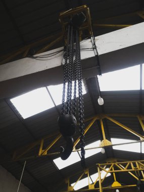 Sektördeki zincirle bağlantılı bir vinç kancası.