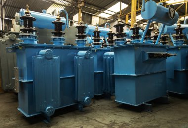 Üretim alanındaki yüksek voltajlı trafolar sevkedilmeye hazır..