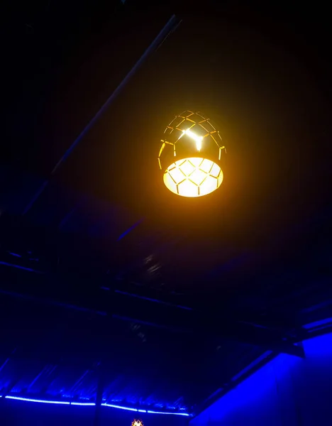 Чудова Прикрашена Електрична Лампа Світиться Яким Золотим Світлом — стокове фото