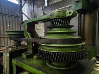 Sondaj makinesinin kemerle yakın çekim görüntüsü..