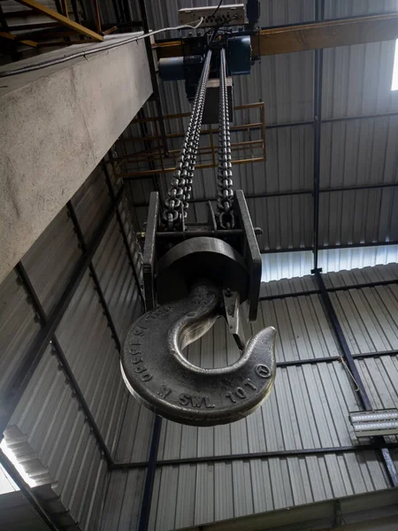 Sektörde asılı duran vinç kancasının yakın çekimi..