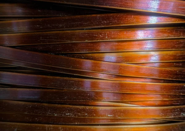 Yüksek voltajlı transformatörün düz bakır bobin sarmalı makro çekimi..