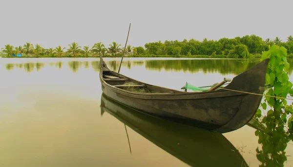 Obrázek Malebného Břehu Jezera Kochi Loď Popředí Tradiční Rybářská Loď — Stock fotografie