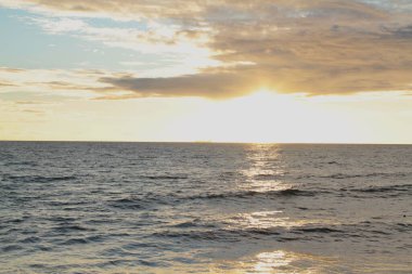 Birkaç günlük yağmurdan sonra büyüleyici renkler ile berrak bir günbatımı geldi.