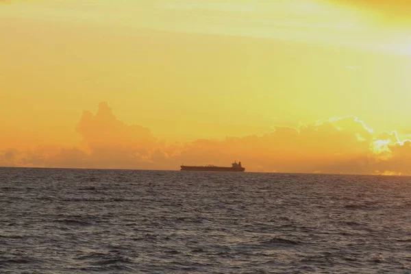 Ein Schiff Ist Während Des Goldenen Sonnenuntergangs Sehr Weit Unterwegs — Stockfoto
