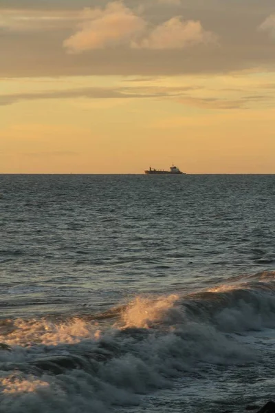 Ein Schiff Ist Während Des Goldenen Sonnenuntergangs Sehr Weit Unterwegs — Stockfoto
