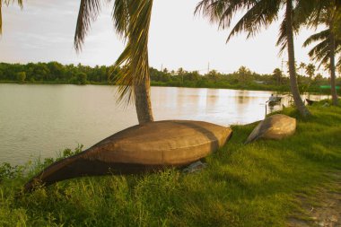 Bu hafif tekneler gövde bakımından sonra baş aşağı tutuluyor.