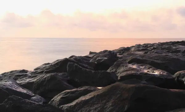 Langzeitbelichtungsbild Vom Strand Bei Sonnenuntergang Mit Felsen Vordergrund — Stockfoto