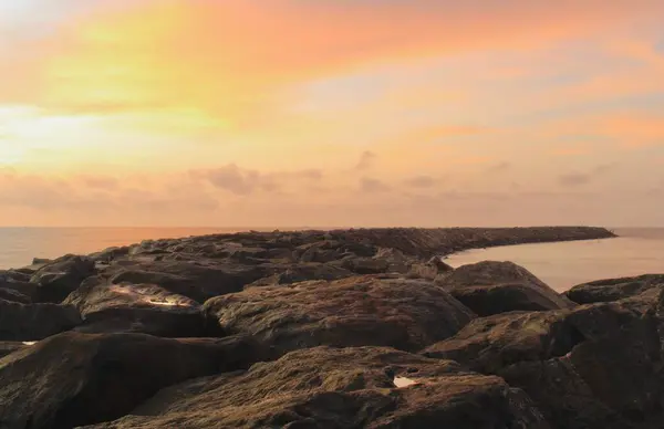Langzeitbelichtungsbild Vom Strand Bei Sonnenuntergang Mit Felsen Vordergrund — Stockfoto