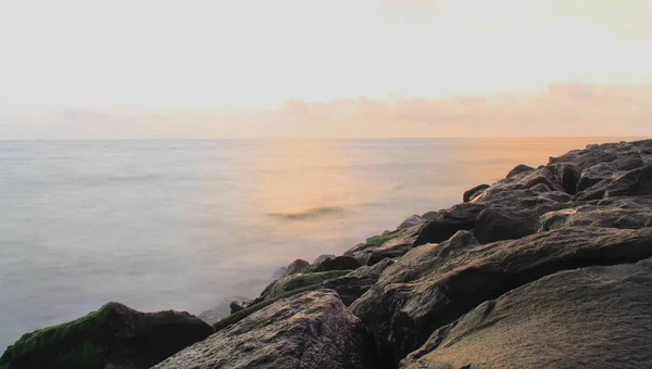 Fotografie Lungă Expunere Făcută Plajă Timpul Apusului Soare Pietre Prim — Fotografie, imagine de stoc