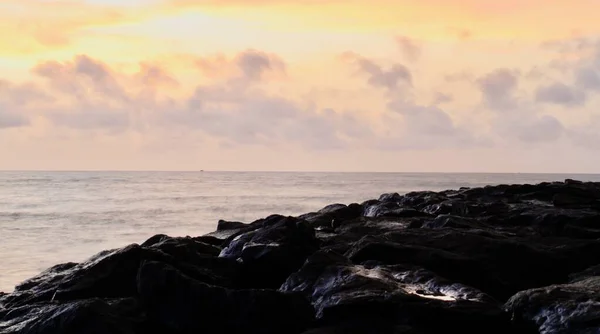 Photo Longue Exposition Prise Plage Coucher Soleil Avec Des Roches — Photo