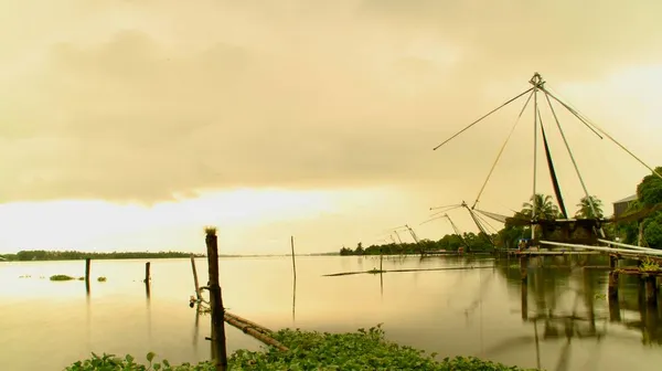 インド ケーララ州の湖での中国の漁網の長時間露光写真 — ストック写真