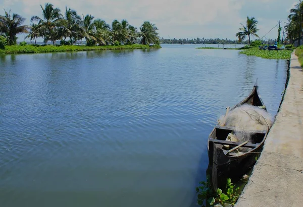 Vista Desde Flequillo Río Con Pequeño Barco Pesquero Primer Plano —  Fotos de Stock