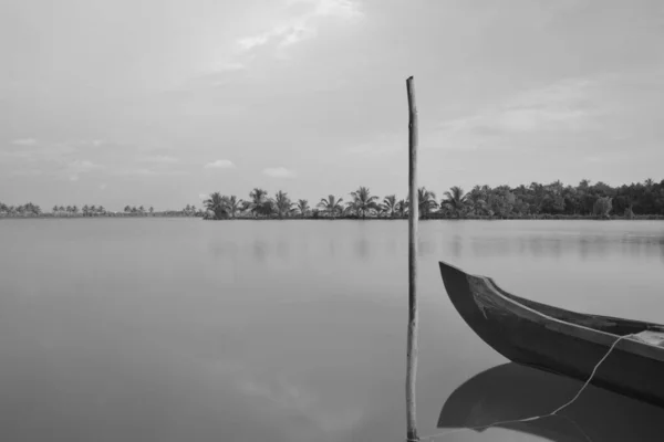 Bild Från Den Natursköna Sjön Stranden Kochi Båten Förgrunden Traditionell — Stockfoto