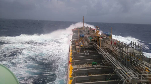 荒天下で海上で化学物質を運搬する商船が進行中 — ストック写真