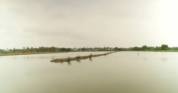 Vista Bancos Lago Abaixo Céu Nublado — Fotografia de Stock