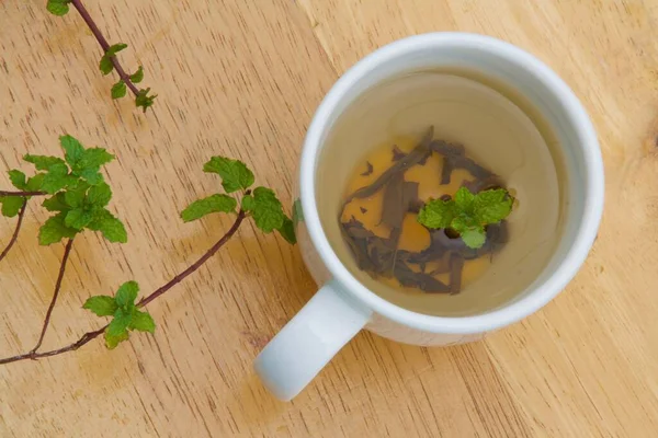 Vue Rapprochée Thé Vert Avec Des Feuilles Menthe Dans Une — Photo