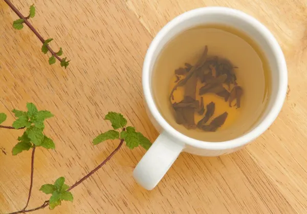 Nahaufnahme Von Grünem Tee Einer Weißen Tasse Und Minzblättern Auf — Stockfoto
