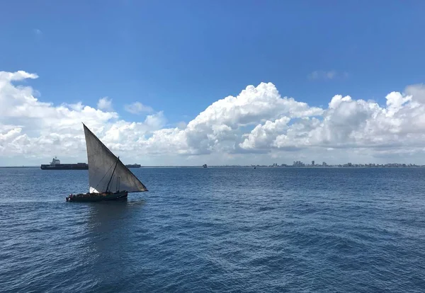 Ein Segelboot Ist Bei Sonnigem Wetter Auf See Unterwegs Blick — Stockfoto
