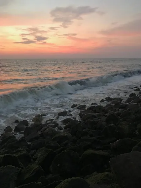 Вид Море Золоту Годину Скелями Передньому Плані — стокове фото