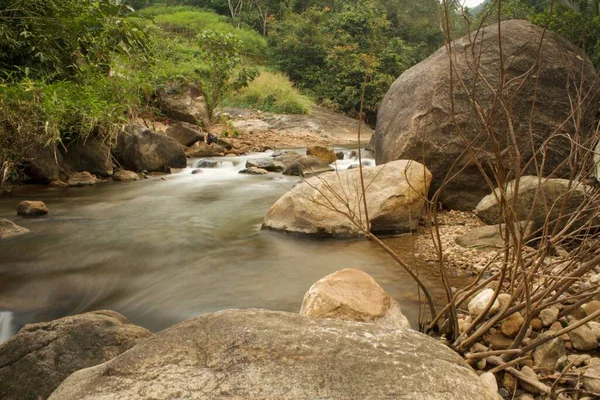 这条清澈的小河在印度的西部 这个位置是在最近一次访问中发现的 — 图库照片