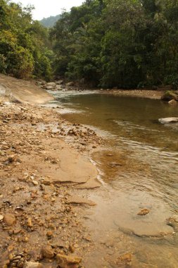 Bu temiz dere Hindistan 'ın batısındaki ghatlarda. Bu konum muson mevsiminden sonra yapılan bir ziyaret sırasında bulundu. Nehir, heyelan sırasında en üst bölgelerden gelen büyük kayalarla doludur.