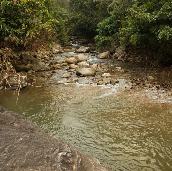 这条清澈的小河在印度的西部 这个位置是在季风季节之后的最近一次访问中发现的 山体滑坡期间 许多地方的大石头从山顶涌来 — 图库照片
