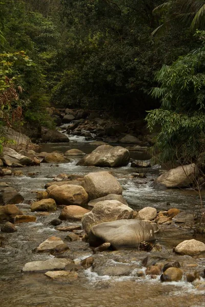 这条清澈的小河在印度的西部 这个位置是在季风季节之后的最近一次访问中发现的 山体滑坡期间 许多地方的大石头从山顶涌来 — 图库照片