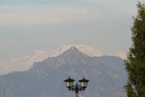 Fotoğraf Öğleden Sonra Mavi Gökyüzünün Altında Çekildi Himalayalar Kar Örtüsü — Stok fotoğraf