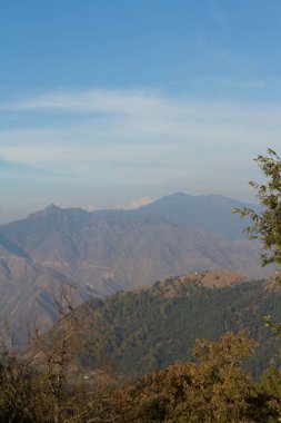 Fotoğraf öğleden sonra mavi gökyüzünün altında çekildi. Himalayalar 'ın kar örtüsü arka planda kısmen görülüyor.