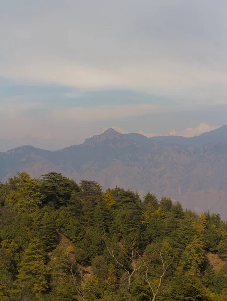 Fotoğraf Öğleden Sonra Mavi Gökyüzünün Altında Çekildi Himalayalar Kar Örtüsü — Stok fotoğraf