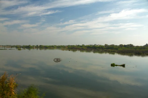 Photographie Panoramique Une Rivière Sous Ciel Bleu Prise Depuis Train — Photo