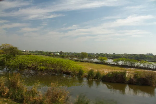 Photographie Panoramique Arbres Verts Champs Eau Provenant Train Mouvement — Photo