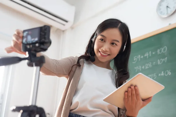 Sourire Asiatique Jeune Enseignante Utilisant Une Tablette Numérique Appareil Photo — Photo