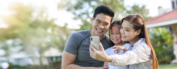 Jovem Pai Mãe Filha Tomando Selfie Com Smartphone Juntos Durante — Fotografia de Stock
