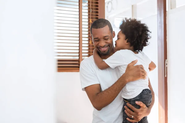 爱非洲裔美国人可爱的男孩亲吻他的父亲 快乐的黑人家庭观念 父亲节 — 图库照片