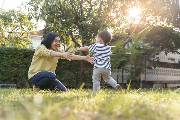 Feliz Asiática Joven Madre Jugando Con Hijo Aire Libre Primeros — Foto de Stock