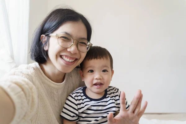 Souriant Chinois Jeune Mère Son Petit Garçon Mignon Faire Appel — Photo