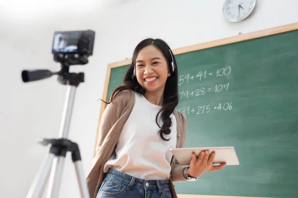 Joyeux Sourire Jolie Enseignante Asiatique Qui Enseigne Ligne Sur Caméra — Photo